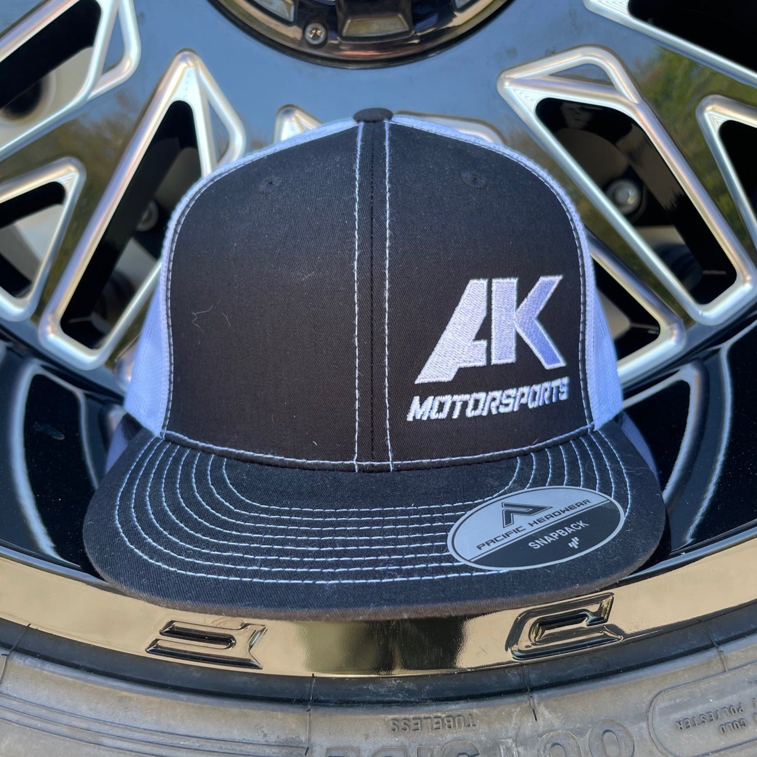 Black/White Flat Bill Snapback – AK Motorsports